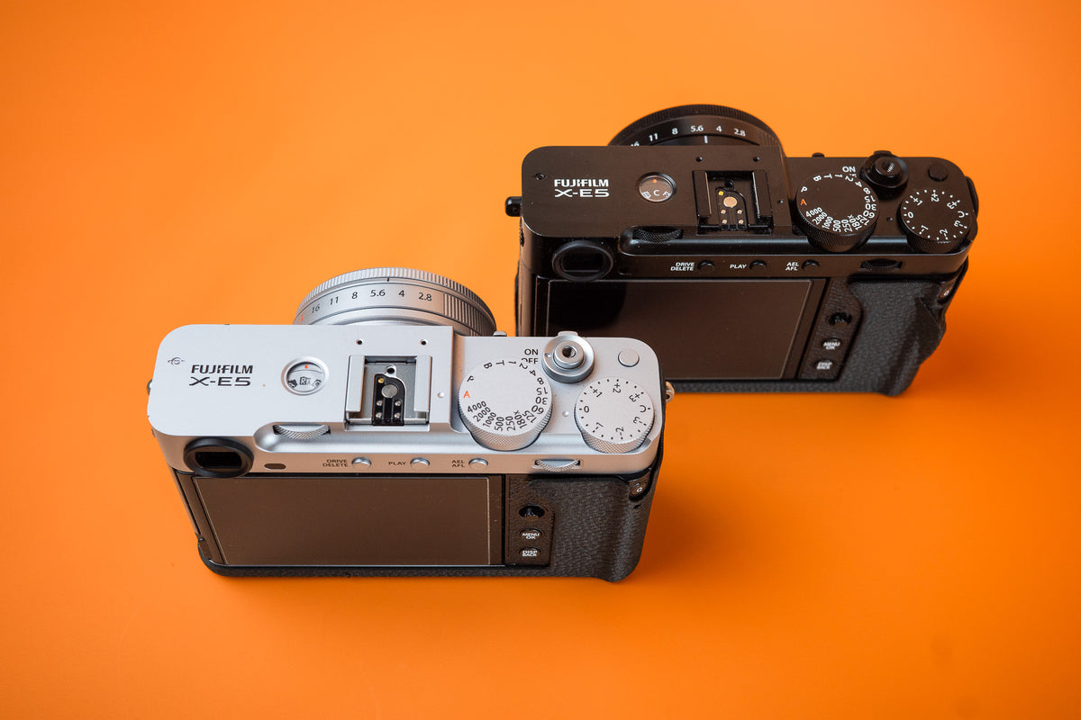 Fujifilm X-E5 in silver and black. Rear top view, fitted with an Akara Labs Slim Skin cases in black leatherette-textured TPU