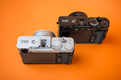 Fujifilm X-E5 in silver and black. Rear top view, fitted with an Akara Labs Slim Skin cases in black leatherette-textured TPU